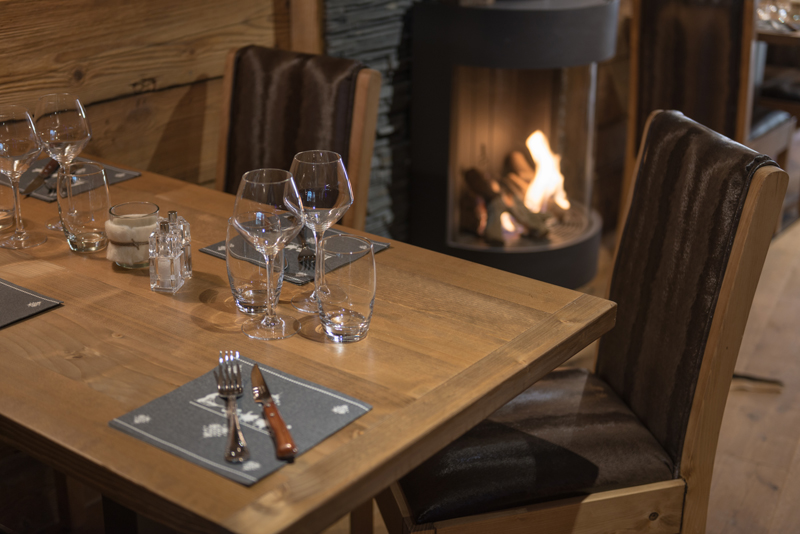 Le Chalet Table au Coin du Feu